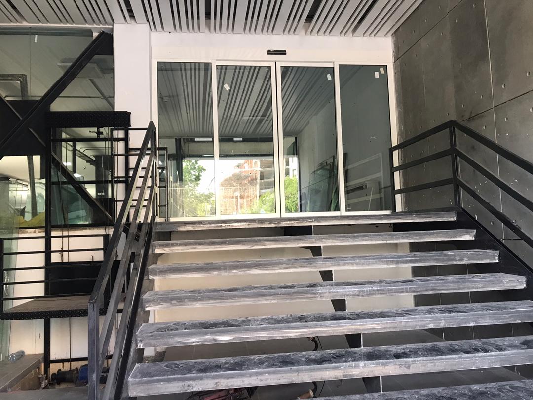 نصب درب اتوماتیک شیشه ای برای دکتر قریب